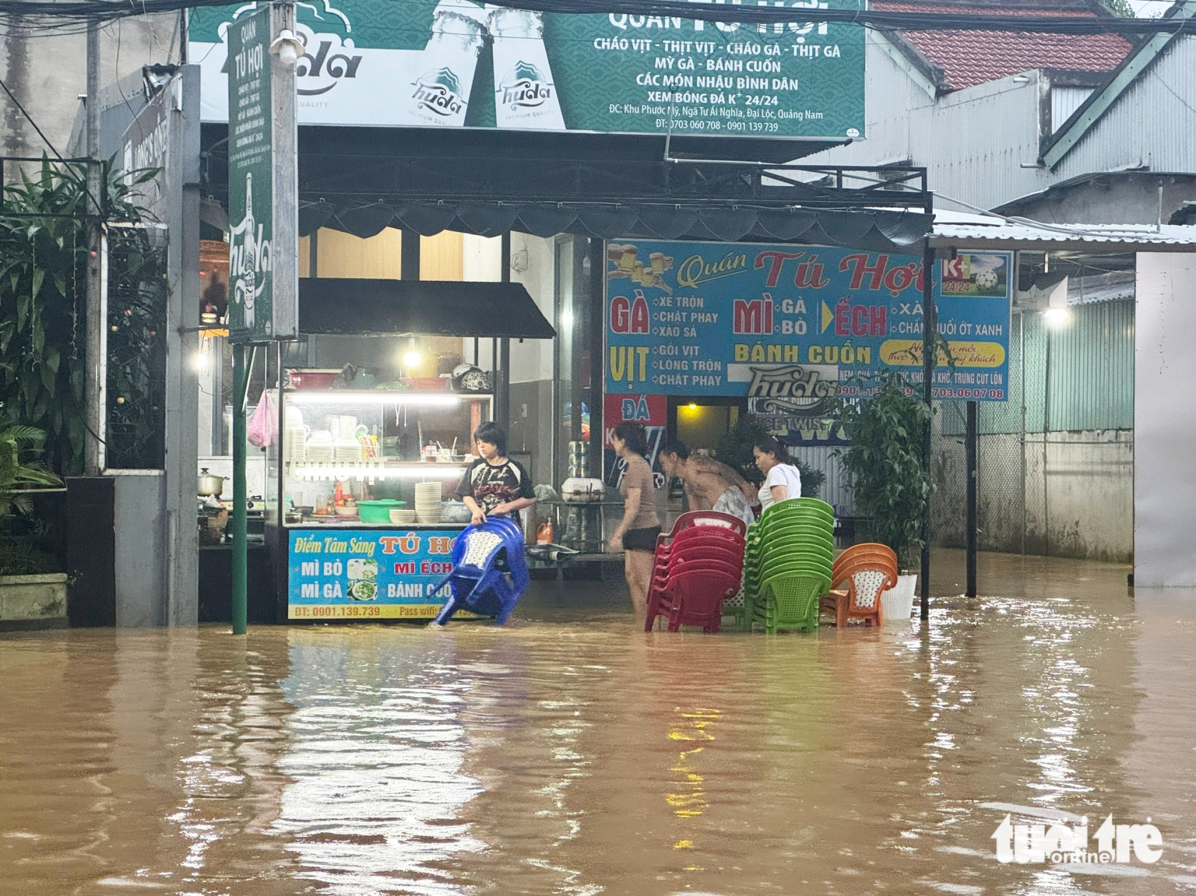武嘉河和顺化河洪水消退缓慢,岘港许多地区仍是一片汪洋